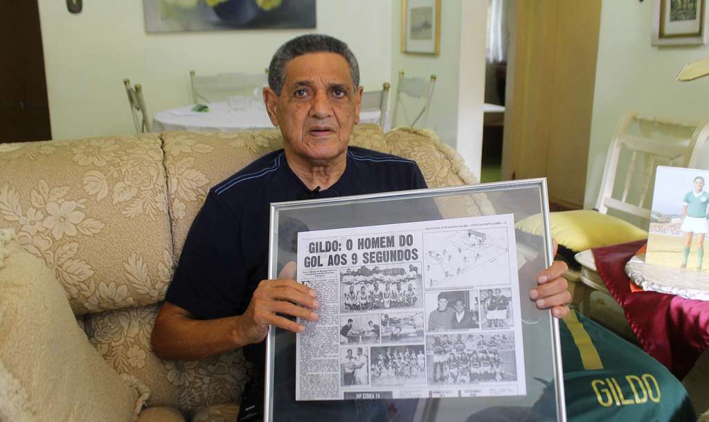 Gildo segurando a matéria do extinto jornal Notícias Populares