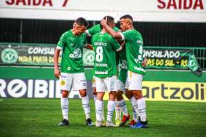 Com dois desfalques, técnico define Chapecoense para encarar o Grêmio