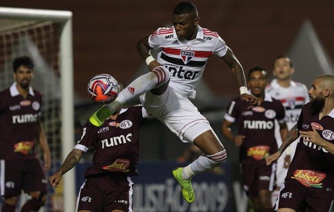 Zagueiro do São Paulo é liberado de treino para resolver questões pessoais