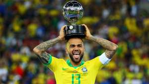 Diretoria do São Paulo faz parcerias para bancar Daniel Alves