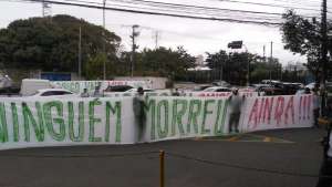 Palmeirenses protestam antes de jogo contra o Corinthians: 'Clássico vale vida'