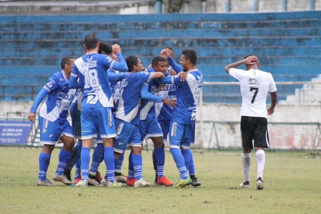 Taubaté comemora vitória no fim (Foto: Caíque Toledo / EC Taubaté)