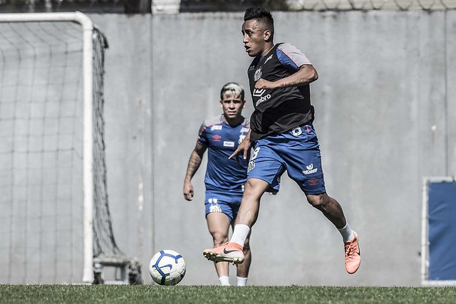 Cueva perde espaço no Santos e pode ir embora em meio à concorrência estrangeira