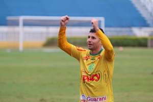 Copa Paulista: João Denoni marca quatro em goleada do Mirassol e pede música no FI