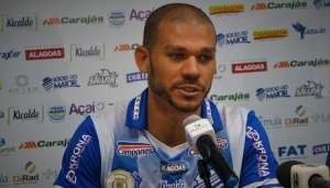 Ex-Vasco e Cruzeiro, volante sofre fratura na face e desfalca CSA por até dois meses