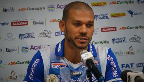 Ex-Vasco e Cruzeiro, volante sofre fratura na face e desfalca CSA por até dois meses