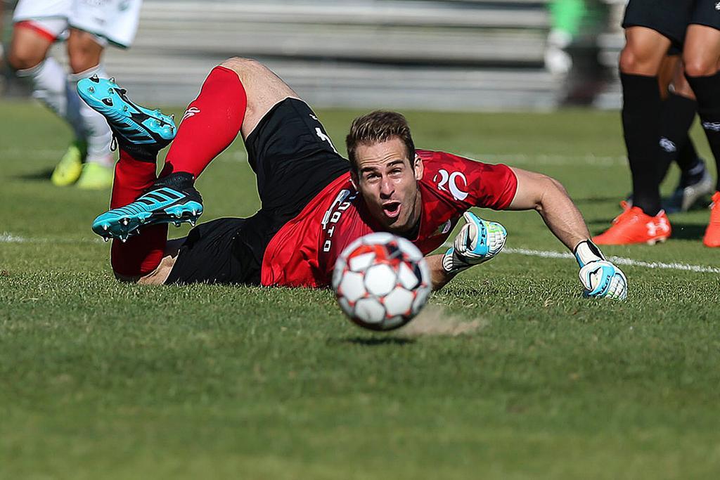 Mesmo com derrota, Mateus Pasinato estreia no Moreirense com grandes defesas