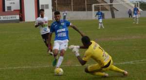 Segundona: Insatisfeita, torcida do José Bonifácio joga copos com areia contra elenco