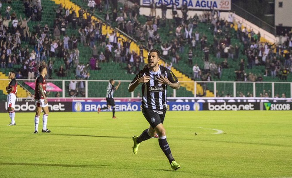 Botafogo mira contratação de atacante que está na Série B