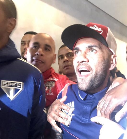 Daniel Alves chega a São Paulo e é recepcionado por centenas de torcedores
