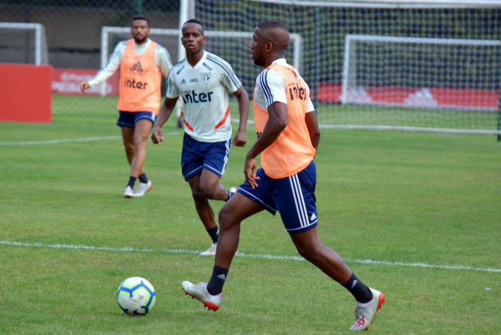 Sem Daniel Alves, treino do São Paulo tem desfalque de Arboleda