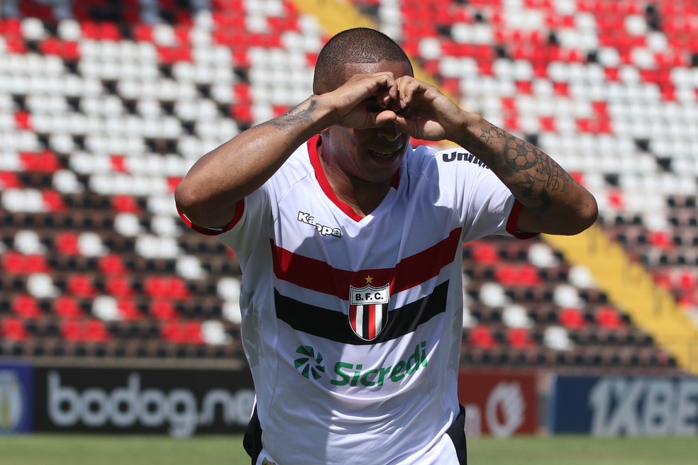 O atacante Rafael Costa saiu do banco de reservas para dar a vitória ao Botafogo