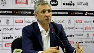 Após empate com CSA, presidente do Vasco discute com torcedor no desembarque