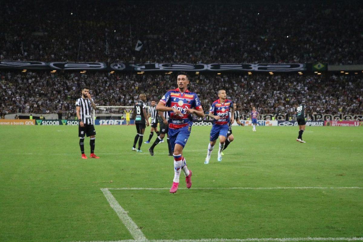 Aos tiros, escrivã salva família de briga de torcida em Fortaleza