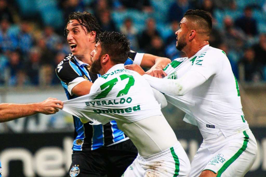 Após desencantar no Brasileirão, Tardelli critica arbitragem de jogo do Grêmio