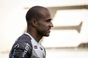 Artilheiro da Ponte Preta, Roger busca quebrar jejum de gols e vitórias em dérbis
