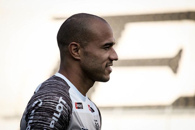 Artilheiro da Ponte Preta, Roger busca quebrar jejum de gols e vitórias em dérbis