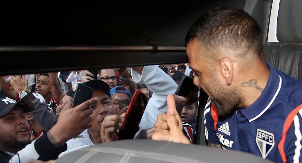 Daniel Alves tem mais títulos do que todos os clubes da Série A neste século