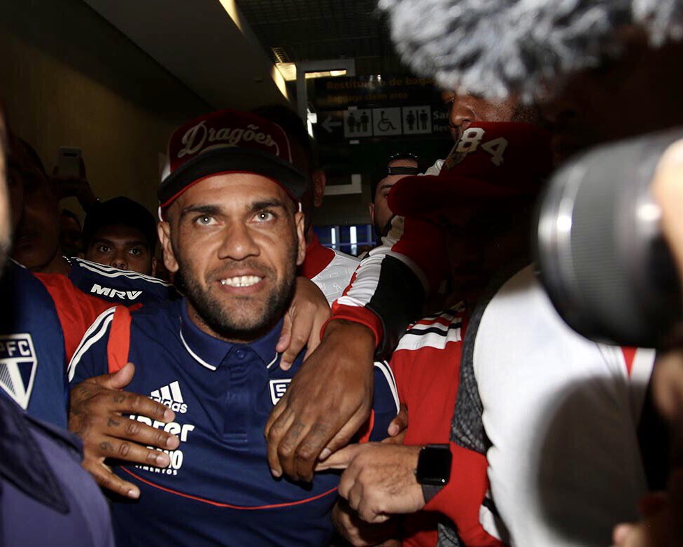 Daniel Alves tem mais títulos do que todos os clubes da Série A neste século