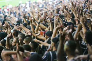 Corinthians repudia ação da PM ao deter torcedor que criticou Bolsonaro na arena