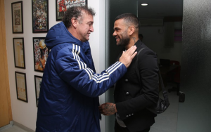 Daniel Alves conhece elenco são-paulino em CT; Arboleda treina e Antony fica fora