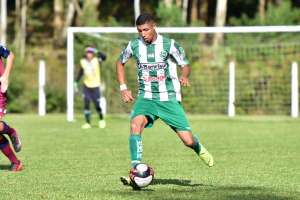 Athletico-PR ganha concorrência no mercado e contrata zagueiro 'joia' do Juventude