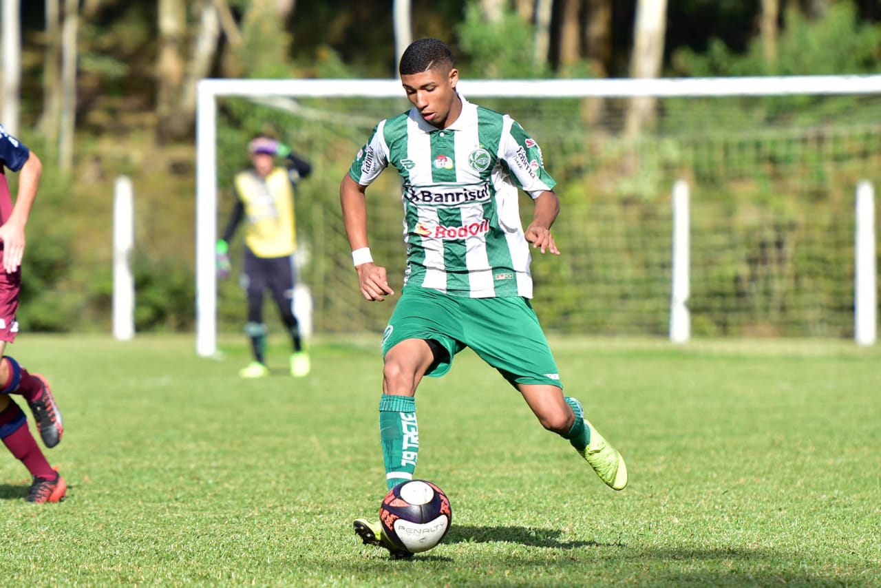 Athletico-PR ganha concorrência no mercado e contrata zagueiro ‘joia’ do Juventude