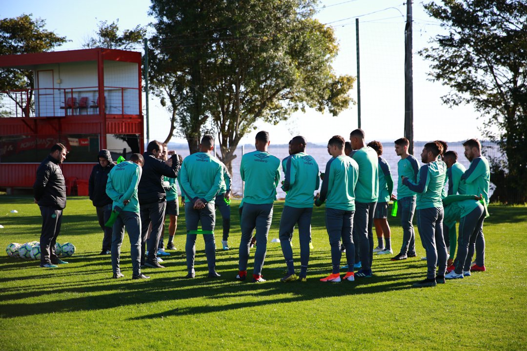 Interino afirma desejo de seguir como técnico da Chapecoense, mas perde destaque