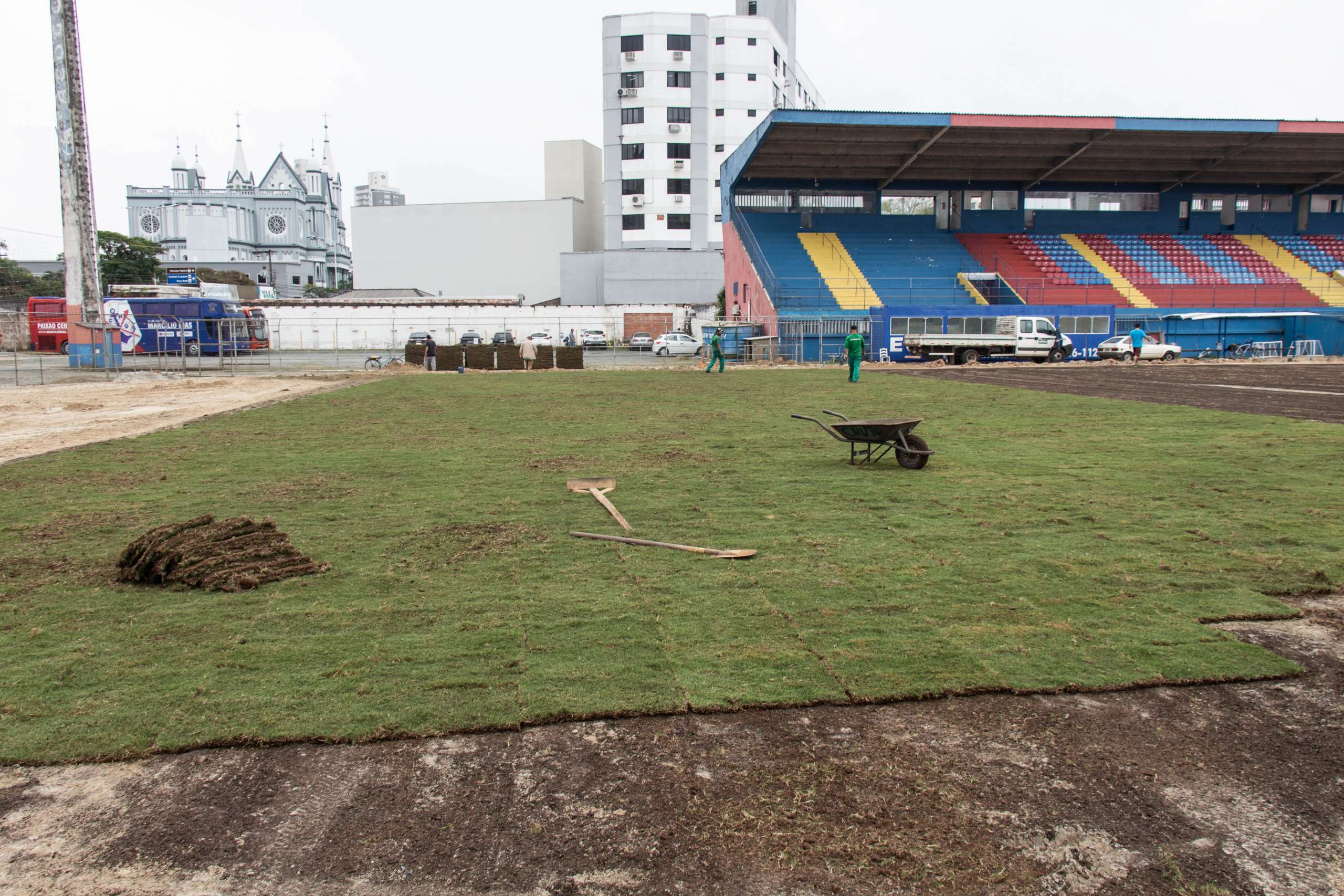 De olho na Copa Santa Catarina, Marcílio Dias instala novo gramado no Gigantão