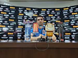 Atacante encerra especulações e diz que continua no Corinthians