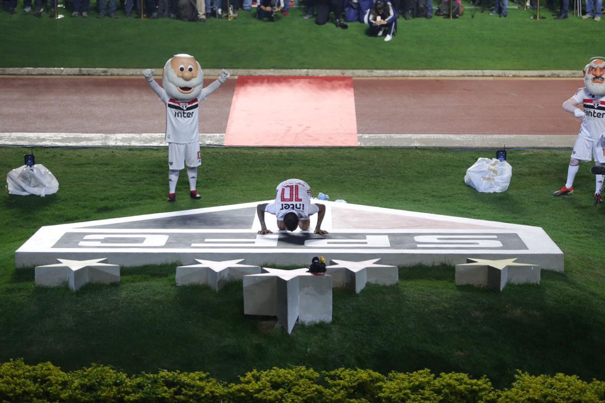 Apresentado, Daniel Alves se declara ao São Paulo e projeta volta de títulos