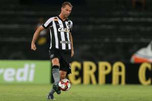 Carli volta aos treinos e deve reforçar o Botafogo diante do Athletico-PR