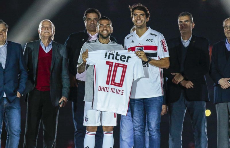 Novo astro do São Paulo ganha camisas de ex-craques e mensagem do melhor do mundo