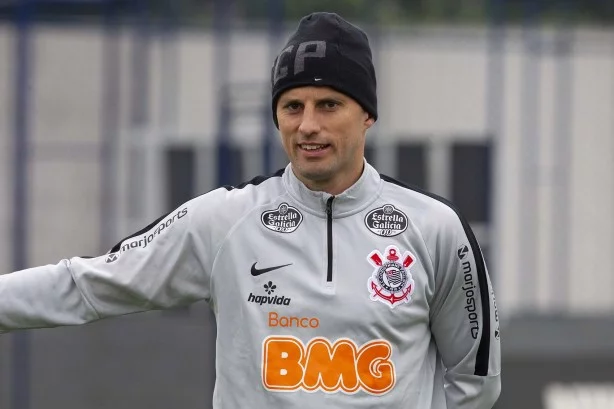 Com pouco espaço, experiente zagueiro deve deixar o Corinthians para jogar na Arábia