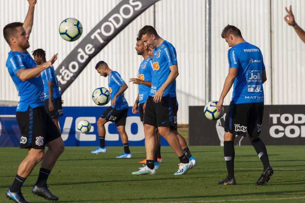Jogadores do Corinthians treinam para o jogo desta quarta-feira