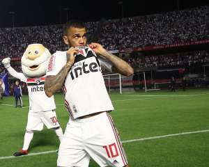 Daniel Alves oferece ajuda a Juanfran e diz que espanhol vai 'agregar muito'