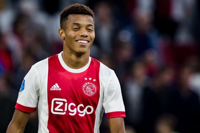 Cobiçado por clubes europeus, brasileiro renova contrato com o Ajax até 2023