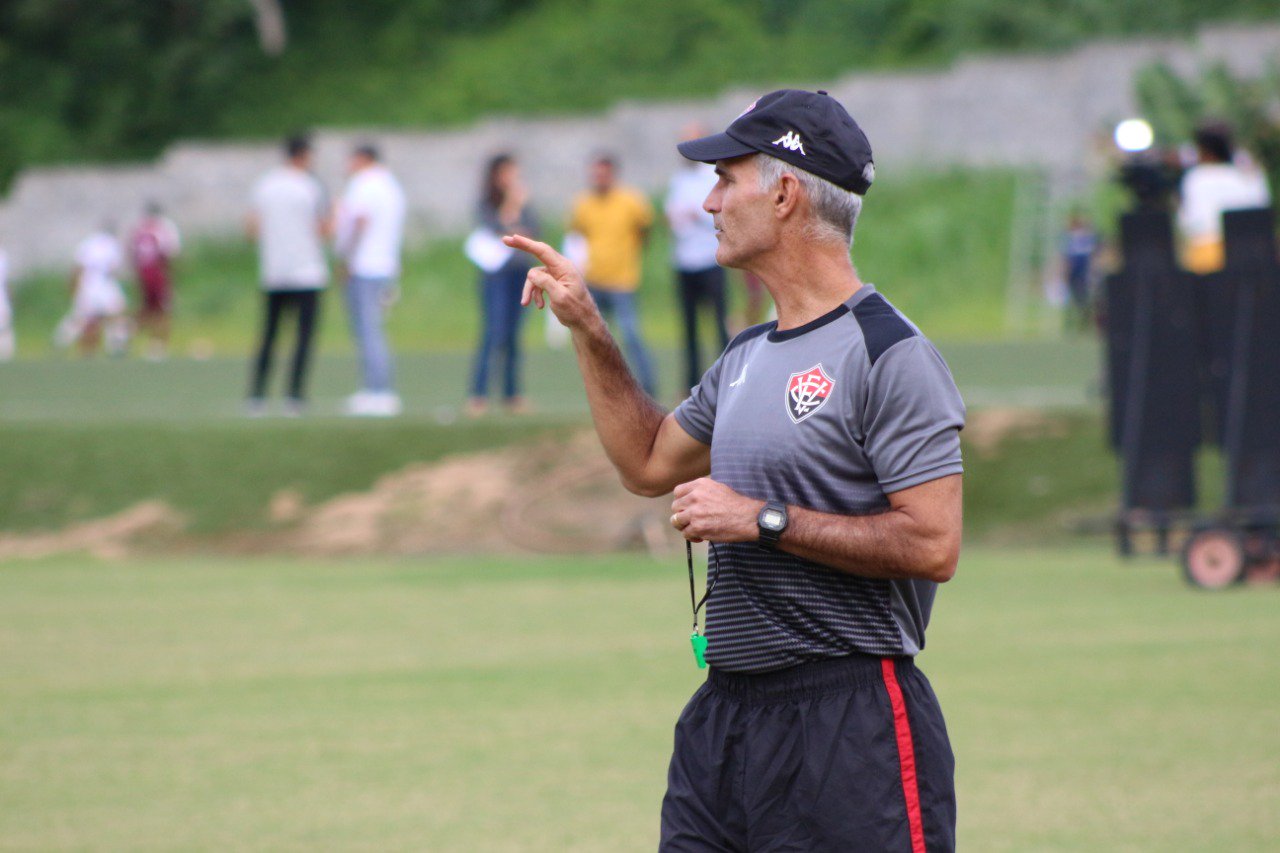 Série B: Ex-seleção afirma realizar sonho no Vitória; Edcarlos revela atraso salarial