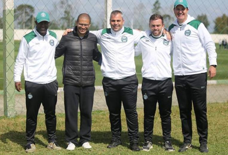Série B: Perto de virar treinador, ídolo faz estágio no Coritiba; zagueiro sofre lesão