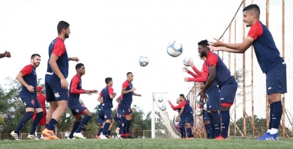 Série B: Marcelo Cabo fecha treino no Vila e indica estreia de recém-contratado