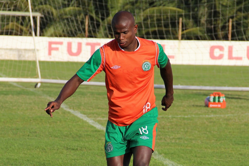 Volante vira ponta na Chapecoense e coloca dúvida na cabeça do técnico Emerson Cris