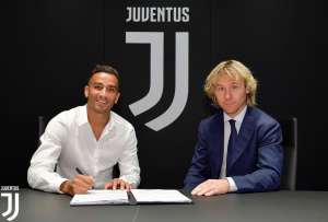 Ex-Santos acerta com a Juventus, que negocia lateral com o City