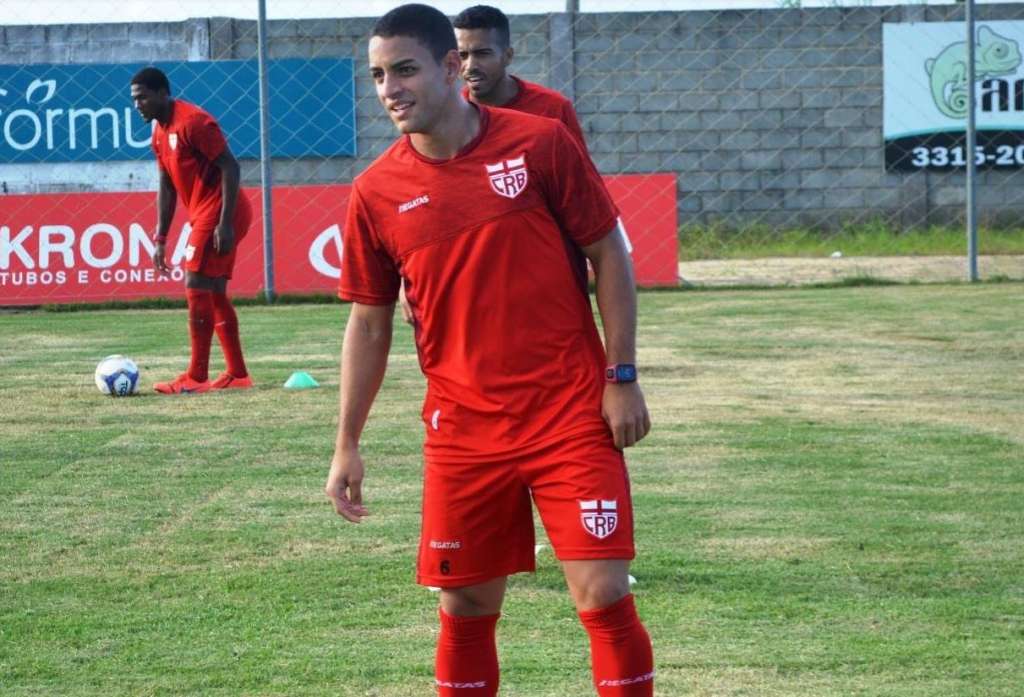 O meia Felipe Ferreira comemorou a vitória do CRB sobre o Atlético-GO