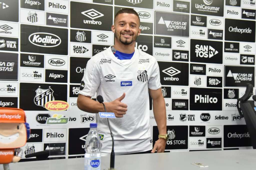 Lucas Venuto na apresentação com a camisa do Santos