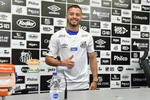 Santos apresenta Lucas Venuto e Luan Peres e já regulariza trio de reforços