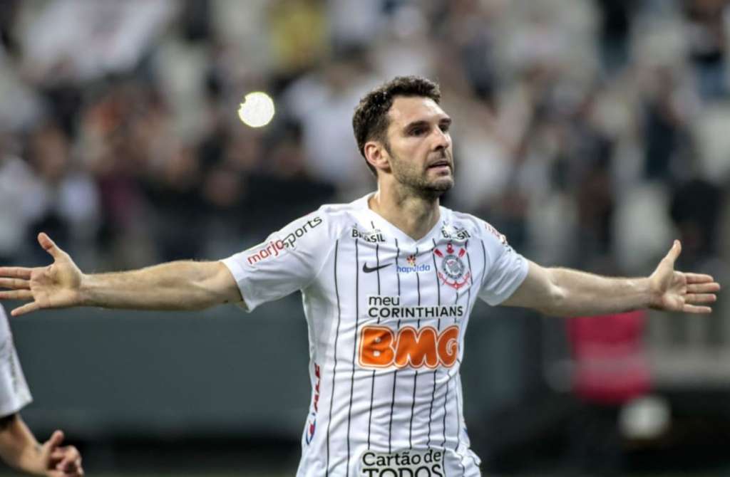 Mauro Boselli comemora o gol marcado na vitória do Corinthians sobre o Goiás