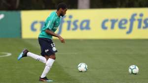 Luiz Adriano ganha a camisa 10 no Palmeiras e se diz pronto para estrear domingo