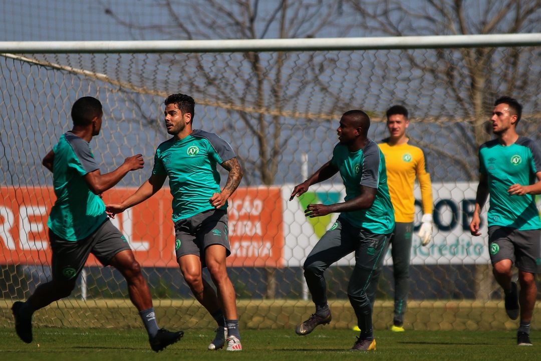 Confirmado como titular, Henrique Almeida confia em reação da Chapecoense