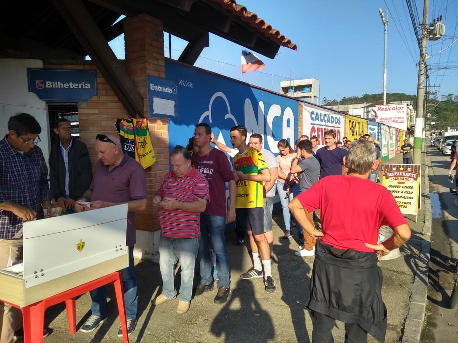 Série D: Com alta procura, torcida do Brusque faz fila por ingressos da decisão