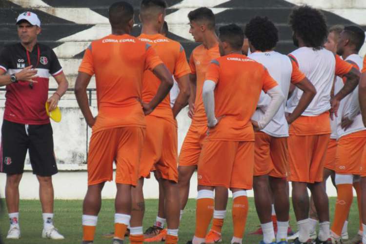 Série C: Torcida do Santa Cruz faz cobrança em treino: “Se não subir, a porrada vai comer”